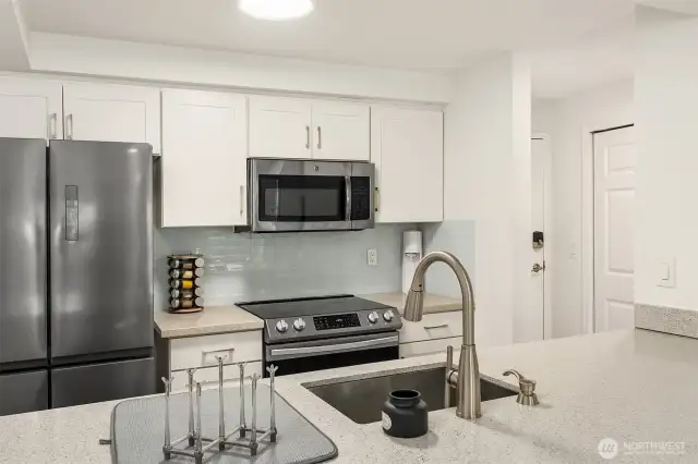 Modern, clean, functional kitchen - will make dinner a delight.