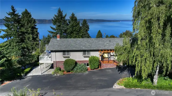 Beautiful 4 bedroom 3 bath home with views of the sound from upstairs and downstairs. Newer Heat pump, AC and Hepa filtration.
