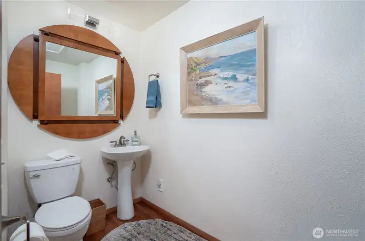 1/2 bath off of the living room