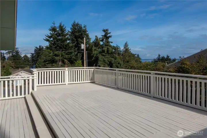 Deck off main floor kitchen/ dining areas