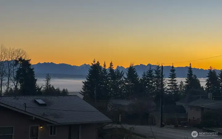 Cascade mountains and Snohomish Valley views