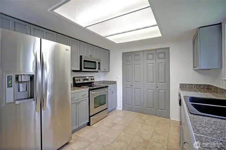 Spacious and well laid out kitchen.