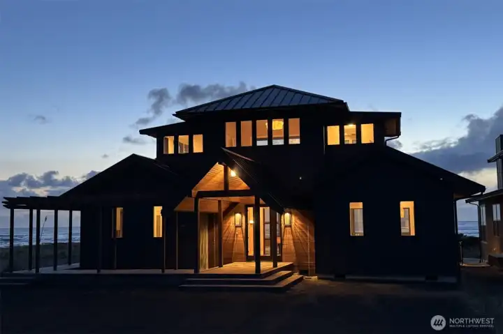 Night & Day... the most stunning home on the Washington coast!