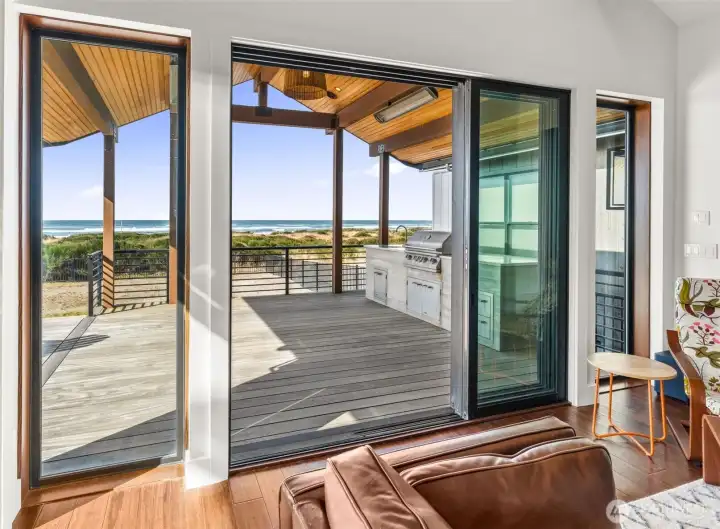 Indoor / outdoor living at the beach