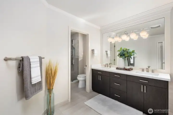 Dual vanity in the primary bath.