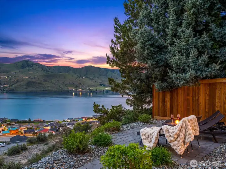 Another lake view side yard