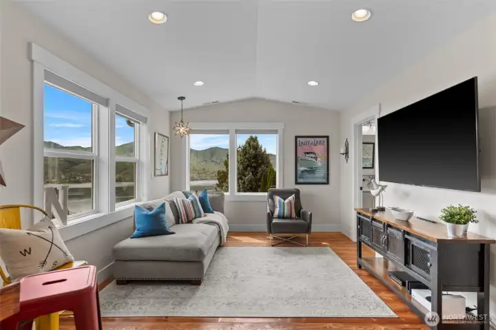 2nd floor bonus room - VIEWS!!