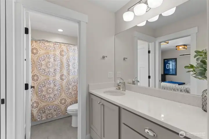 2nd floor full bathroom
