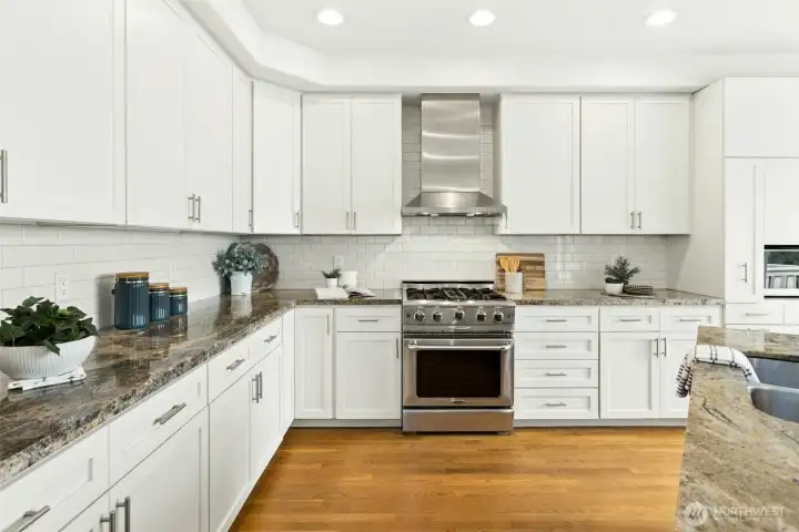 Spacious chef's kitchen, with allllll that cabinetry ...
