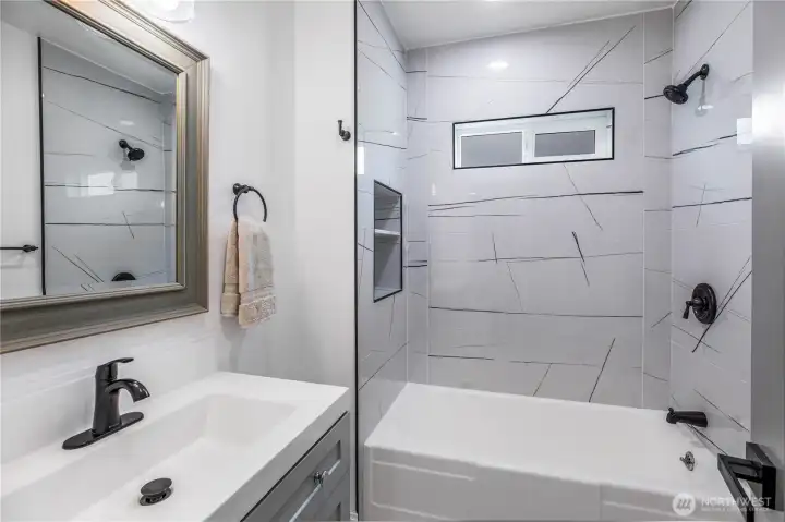 Full bathroom - Main Floor