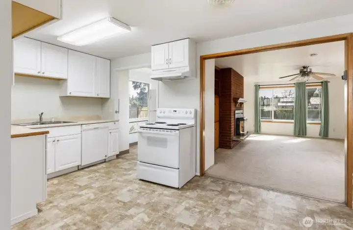 Has in kitchen dining open into great room