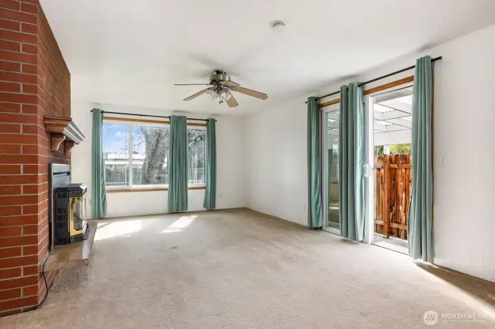 spacious great room w/plenty of lighy