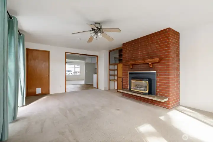 great room w/gas fireplace