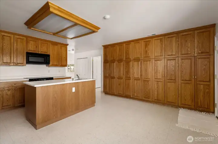 Kitchen with lots of storage Kitchen with lots of storage