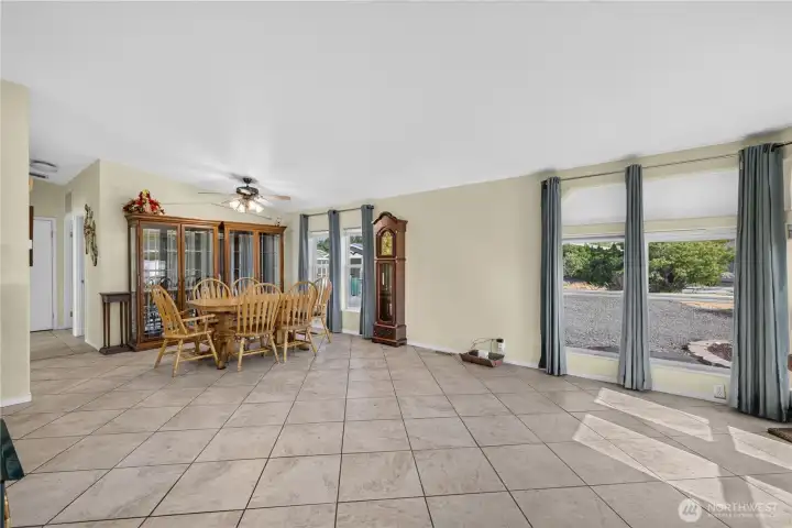 Large Open Concept Living, Dining, and Kitchen Area Large Open Concept Living, Dining, and Kitchen Area