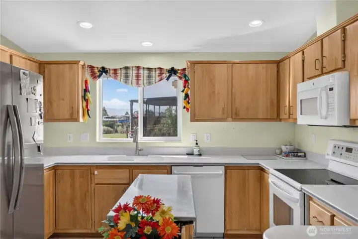 Kitchen with removable Island and Eating Bar Kitchen with removable Island and Eating Bar