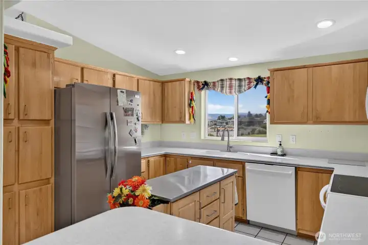 Kitchen with removable Island and Eating Bar Kitchen with removable Island and Eating Bar