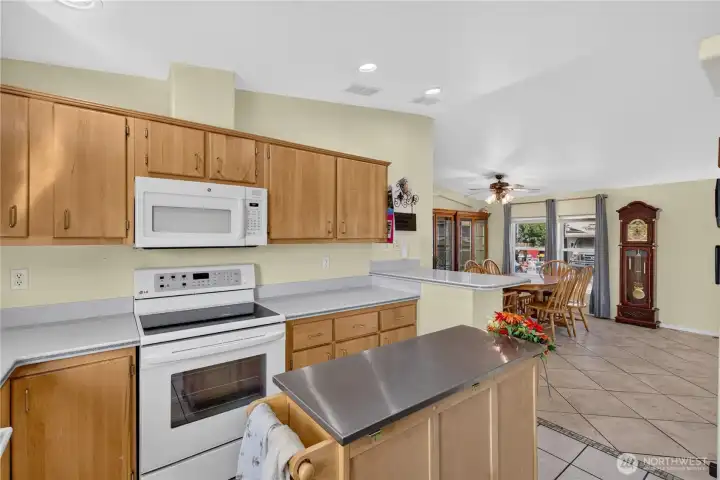 Kitchen with removable Island and Eating Bar Kitchen with removable Island and Eating Bar