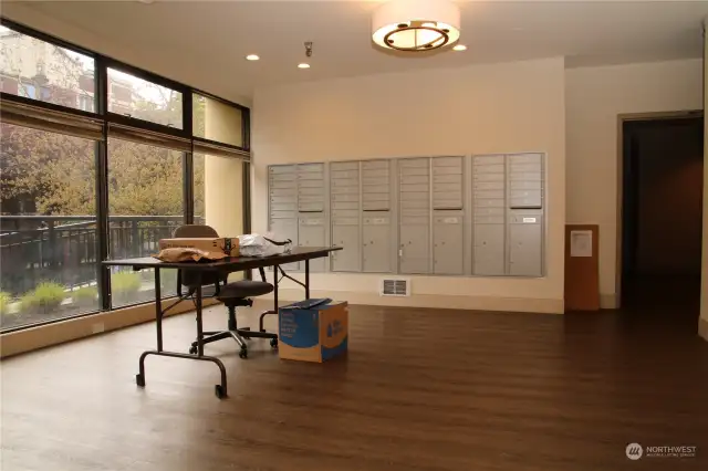 Mail/meeting room