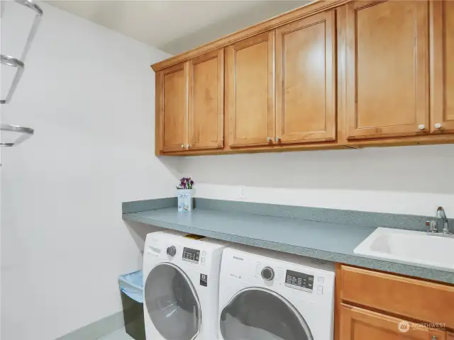 Separate spacious laundry room   W/D stay