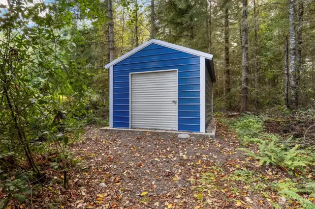 Outbuilding great space for a workshop OR extra storage space.