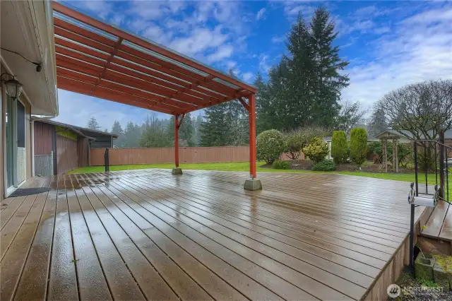 Covered back deck great for entertaining.