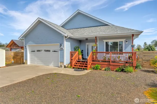 Better than new construction. Custom built home by homeowner experienced in building and construction. This home has been kept in mint condition. Located on a quiet cul-de-sac on serene   Duck Lake.