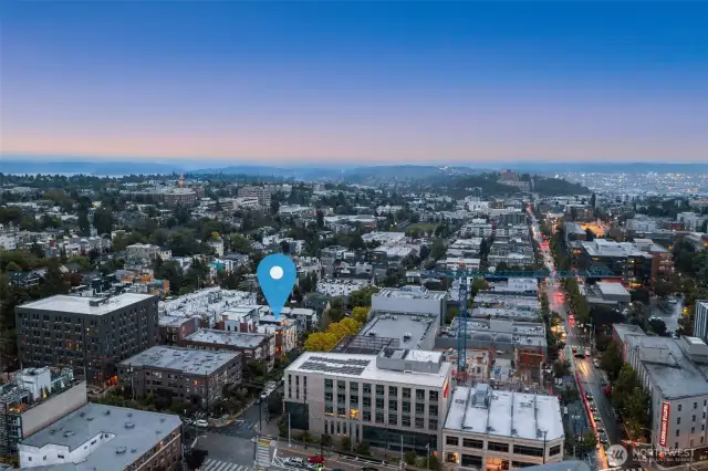 This residence's prime location provides easy access to the city's best spots for dining, entertainment, and culture. Embrace the convenience of city living.