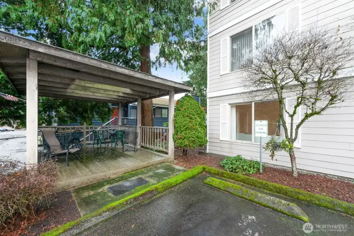 This is a ground floor corner unit so only neighbors on one side of you.