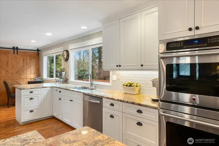 Beautiful layout and the barndoor is a great accent!