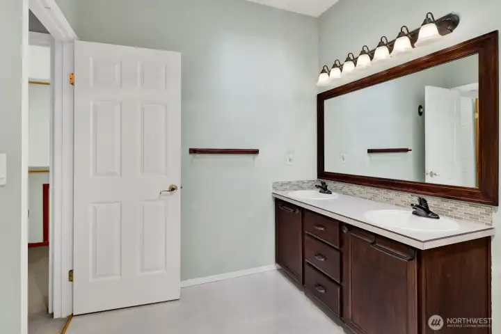 upper main suite bathroo