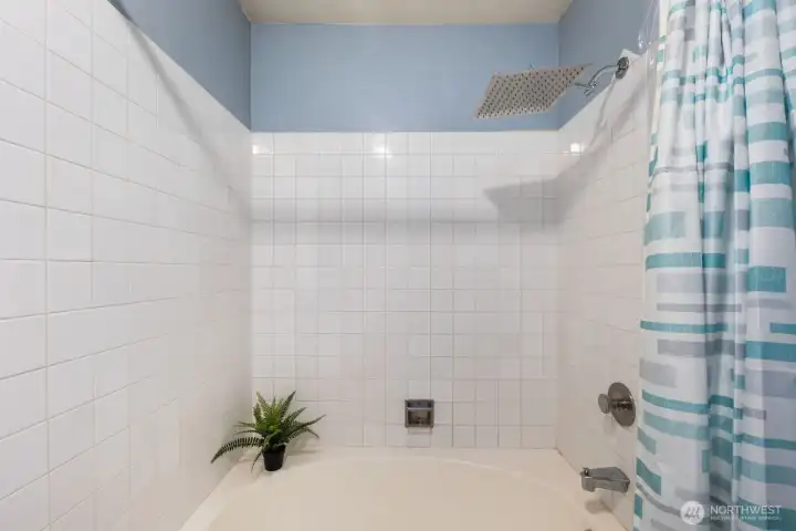 Primary bathroom shower/tub