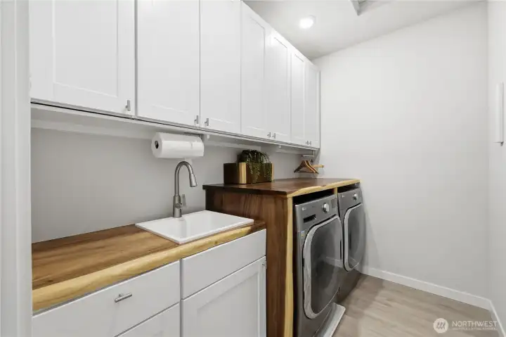 Live-edge counter in laundry