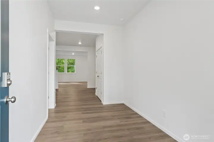 Spacious wide entry. Spacious wide entry.
