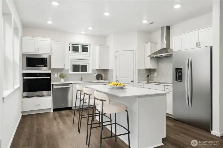 Bright and welcoming kitchen. Virtualyl Staged. Bright and welcoming kitchen. Virtualyl Staged.