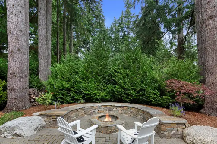 Enjoy cozy evenings at the outdoor fireplace