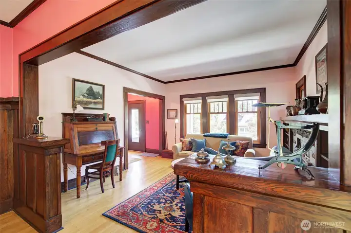 Classic and elegant opening from dining to living room. Classic and elegant opening from dining to living room.