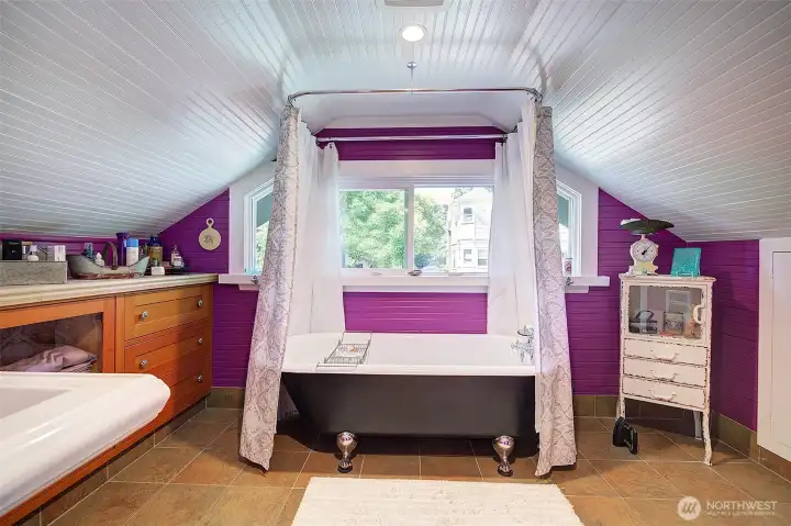 Enjoy that lovely tub and plenty of storage, Enjoy that lovely tub and plenty of storage,