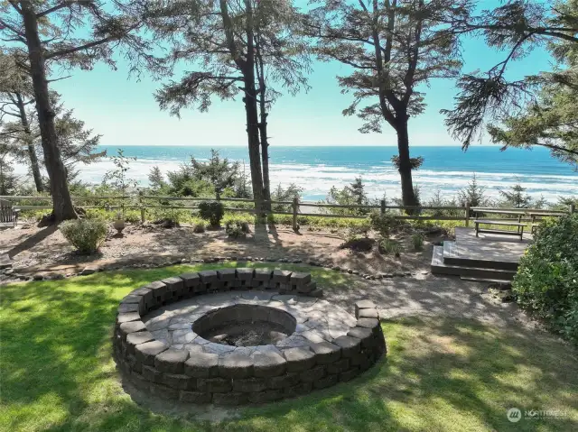 Enjoy evenings around the large firepit (made of stone)...and then there is a Deck near the edge of the bluff to sit and relax watching the Ocean views.