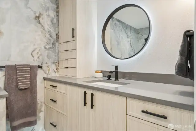 Sleekly designed vanity and tons of drawers to stash all the essentials.