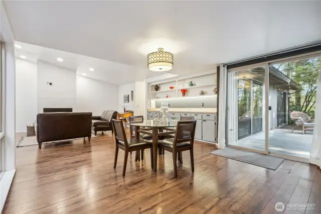 Ample room for dinning & entertainment in this open area.