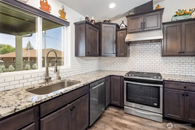 Stunning quartz countertops.