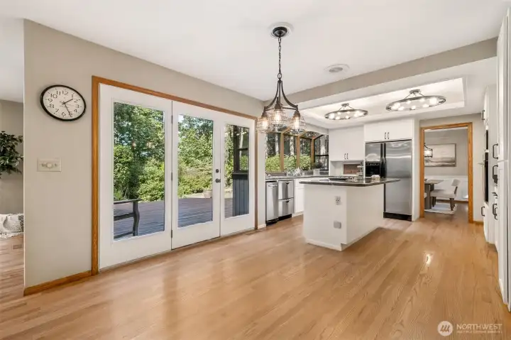 The kitchen eating area offers the perfect spot to enjoy your morning coffee with views of the evergreens outside. It’s a comfortable corner that effortlessly combines light, warmth, and charm.