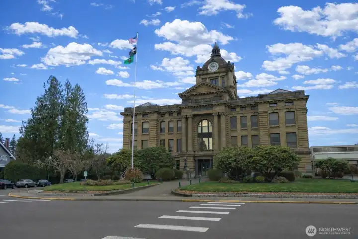 Just 1/2 block from the iconic Grays Harbor county Courthouse