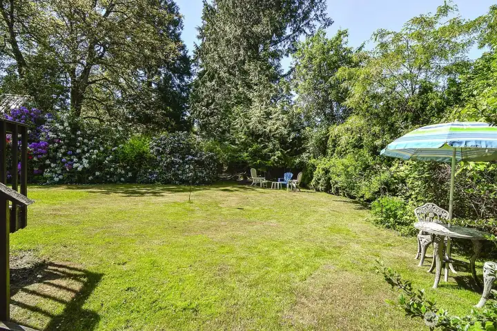 Private back yard & garden for relaxation and entertaining.