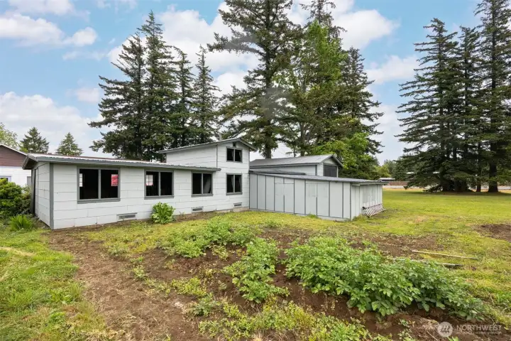 Big garden area, level and easy to get from the side of the house. Imagine the great homegrown living you can enjoy at this place. Big garden area, level and easy to get from the side of the house. Imagine the great homegrown living you can enjoy at this place.
