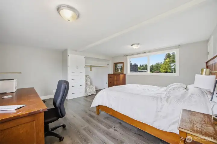 Upper bedroom: large main closet and built in dresser (so mid-century). There is enough space for your home office or a cozy reading nook. Upper bedroom: large main closet and built in dresser (so mid-century). There is enough space for your home office or a cozy reading nook.