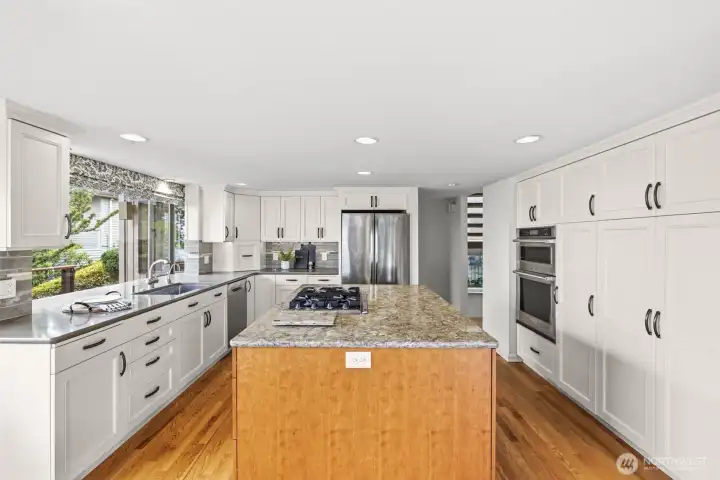 Chef's kitchen, amazing storage & spaces Chef's kitchen, amazing storage & spaces