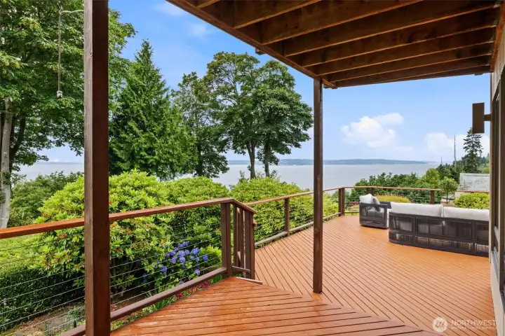 Large deck wraps from one side to the other, all just waiting for you and your guests Large deck wraps from one side to the other, all just waiting for you and your guests