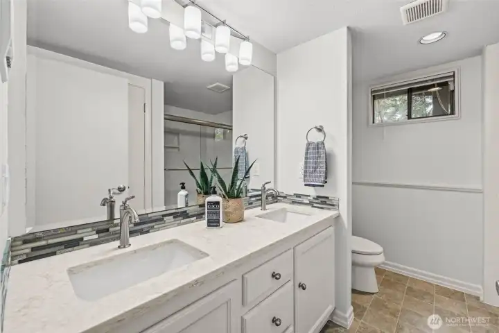 The large and roomy full bath The large and roomy full bath